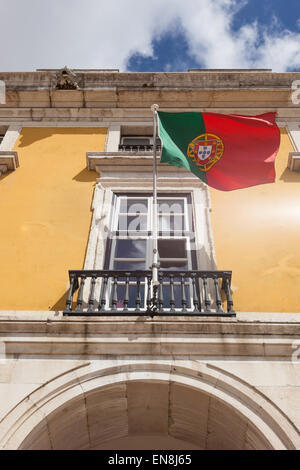 De brandir le drapeau du Portugal sur le vent devant un bâtiment administratif Banque D'Images