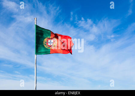 Portugal drapeaux au vent sur un ciel nuageux ciel bleu Banque D'Images