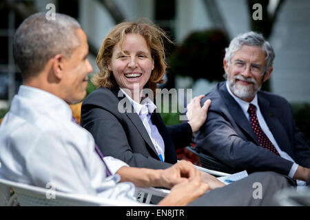 Le président Barack Obama parle avec Megan Smith, Directeur de la technologie américaine, et le Dr John Holdren, Directeur du Bureau de la science et de la technologie, au cours d'une discussion de stratégie technologique dans la roseraie de la Maison Blanche, le 8 octobre 2014. Banque D'Images