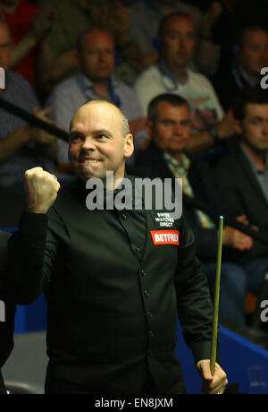 Sheffield, Royaume-Uni. 29 avril, 2015. Un célèbre victoire pour Stuart Bingham au creuset, ce soir, il bat cinq fois vainqueur Ronnie O'Sullivan 13-9 © Jimmy Whhittee/Alamy Live News Crédit : Jimmy Whhittee/Alamy Live News Banque D'Images