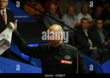 Sheffield, Royaume-Uni. 29 avril, 2015. Un célèbre victoire pour Stuart Bingham au creuset, ce soir, il bat cinq fois vainqueur Ronnie O'Sullivan 13-9 © Jimmy Whhittee/Alamy Live News Crédit : Jimmy Whhittee/Alamy Live News Banque D'Images