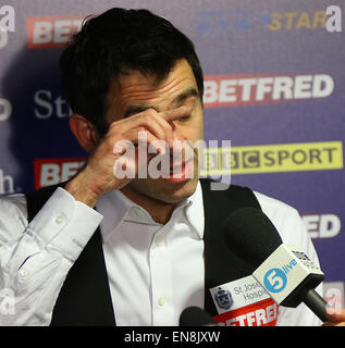 Sheffield, Royaume-Uni. 29 avril, 2015. Un célèbre victoire pour Stuart Bingham au creuset, ce soir, il bat cinq fois vainqueur Ronnie O'Sullivan 13-9 © Jimmy Whhittee/Alamy Live News Crédit : Jimmy Whhittee/Alamy Live News Banque D'Images