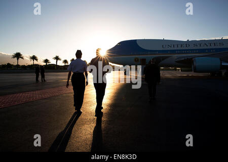 Le président Barack Obama se rend à l'Air Force One avec le général Lori Robinson, commandant des Forces aériennes du Pacifique, après une escale de ravitaillement à Joint Base Pearl Harbor-Hickam à Hawaï, le 16 novembre 2014. Banque D'Images