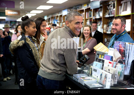 Le président Barack Obama et ses filles Sasha et Malia acheter des livres sur la politique et la prose à Washington, D.C., le Small Business Samedi 29 Novembre, 2014. Banque D'Images