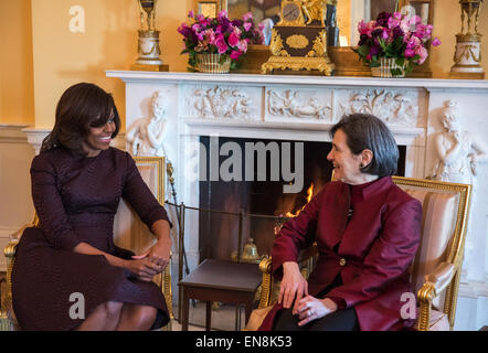 La Première Dame Michelle Obama accueille un plateau avec Mme Rula Ghani, Première Dame de la République islamique d'Afghanistan, dans la salle ovale jaune de la Maison Blanche, le 23 février 2015. Banque D'Images