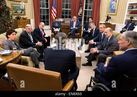 Le président Barack Obama rencontre les gouverneurs récemment élus dans le bureau ovale, 5 décembre 2014. De gauche sont Rhode Island Gina Raimondo, Gouverneur Gouverneur du Maryland Larry Hogan, Gouverneur de l'Alaska, Bill Walker, Senior Advisor Valerie Jarrett, Jerry Abramson, Directeur des Affaires intergouvernementales, Adrian Saenz, directeur adjoint des Affaires intergouvernementales, Massachusetts Gouverneur Charlie Baker, Gouverneur de l'Illinois Bruce Rauner, Gouverneur de la Pennsylvanie Tom Wolf et gouverneur du Texas, Greg Abbott. Banque D'Images