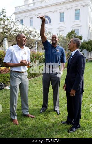 Le président Barack Obama parle avec d'anciens joueurs NBA Grant Hill, à gauche, et Alonzo Mourning, membres du Conseil du Président sur la condition physique, des Sports et de la nutrition dans la roseraie de la Maison Blanche, le 15 septembre 2014. Banque D'Images