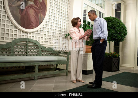 Le président Barack Obama parle avec le chef de la minorité de la Chambre, Nancy Pelosi, D-Californie dans l'Ouest Chambre Jardin après le Congressional pique-nique sur la pelouse Sud de la Maison Blanche, le 17 septembre 2014. Banque D'Images