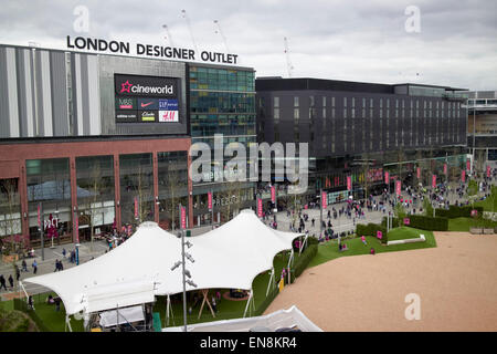 London designer outlet mall shopping center et l'hôtel Hilton London Wembley city UK Banque D'Images