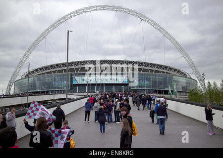 Aston Villa approche des fans au stade de Wembley sur fa cup semi finale day London UK Banque D'Images