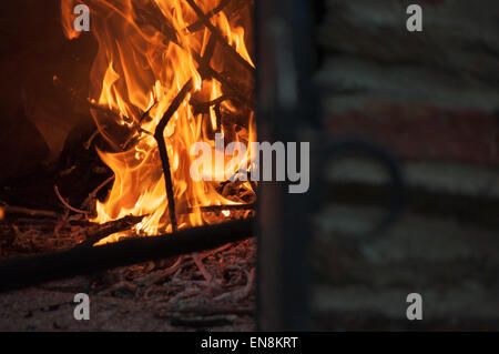 Flammes dans un feu faisant rage à l'intérieur d'un four traditionnel en pierre au feu de bois Banque D'Images