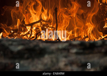 Flammes dans un feu faisant rage à l'intérieur d'un four traditionnel en pierre au feu de bois Banque D'Images