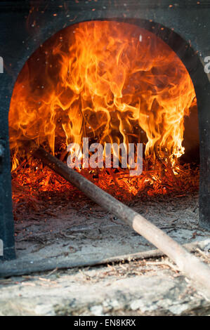 Flammes dans un feu faisant rage à l'intérieur d'un four à bois traditionnel Banque D'Images