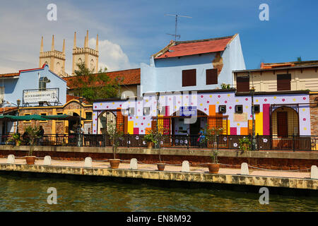 Maisons couleurs locales sur la rivière Melaka Sungai à Malacca, Malaisie Banque D'Images