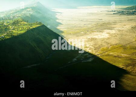 Garut, Indonésie. Le 08 février, 2013. Le Mont Bromo, est un volcan actif, couvre une vaste superficie de 800 kilomètres carrés et une partie de l'Tengger massif, dans l'Est de Java, Indonésie. © Garry Andrew Lotulung/Pacific Press/Alamy Live News Banque D'Images