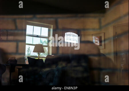 Vue intérieure des fenêtres d'un immeuble de style Craftsman home montrant le verre au plomb dans la porte avant dans le Colorado, USA Banque D'Images