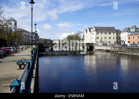 La rivière Garavogue river qui traverse la ville de Sligo et le pont en arc de pierre république d'Irlande Banque D'Images