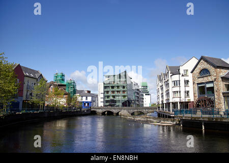 La rivière Garavogue river qui traverse la ville de Sligo et hyde bridge république d'Irlande Banque D'Images