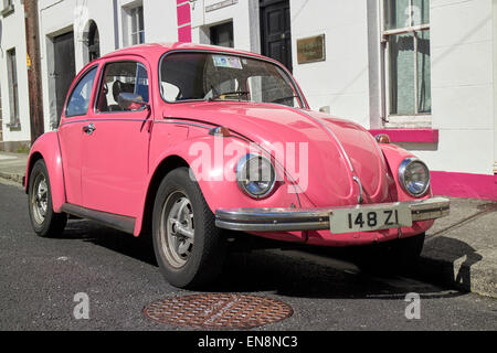 Old beetle voiture garée sur une rue traditionnelle irlandaise en Irlande sligo Banque D'Images