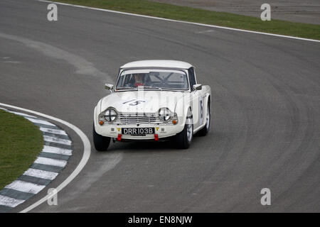 Paul Chase-Gardener Triumph TR4 au disque de virage Woodcote durant la coupe Les Leston lors de la 73e réunion des membres de Goodwood Banque D'Images