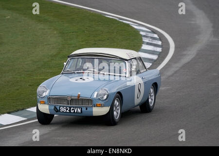 Nicholas dormir 1964 MGB virage difficile à Woodcote durant la coupe Les Leston lors de la 73e réunion des membres de Goodwood Banque D'Images