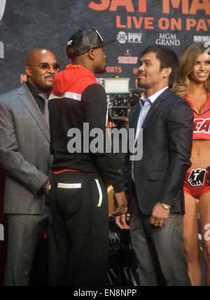 Las Vegas, Nevada, USA. Apr 29, 2015. Floyd Mayweather jr boxeurs Manny Pacquiao et assister à la conférence de presse finale pour leur lutte tant attendue le 29 avril 2015 au Théâtre KA l'intérieur MGM Grand Hotel & Casino à Las Vegas, Nevada. Crédit : Marcel Thomas/ZUMA/Alamy Fil Live News Banque D'Images