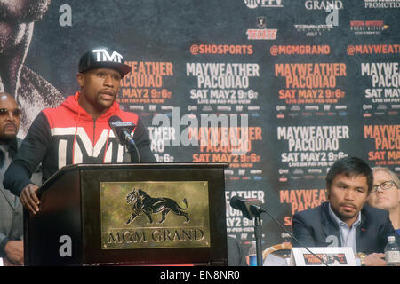 Las Vegas, Nevada, USA. Apr 29, 2015. Floyd Mayweather jr boxeurs Manny Pacquiao et assister à la conférence de presse finale pour leur lutte tant attendue le 29 avril 2015 au Théâtre KA l'intérieur MGM Grand Hotel & Casino à Las Vegas, Nevada. Crédit : Marcel Thomas/ZUMA/Alamy Fil Live News Banque D'Images