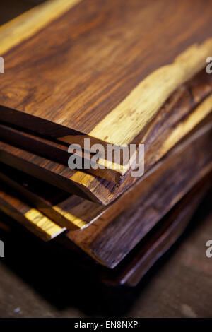 Une pile de planches à découper en bois avec une faible concentration. Banque D'Images