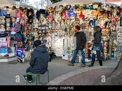 Marchands vendant des souvenirs, Venise, Italie, ville des canaux Banque D'Images