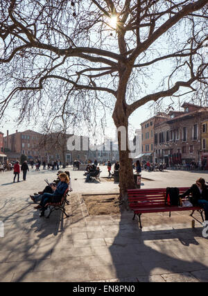 Les visiteurs et habitants de profiter de Venise, Italie, la ville des canaux Banque D'Images