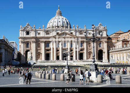 Saint Peters Square en face de la Basilique Saint Pierre au Vatican, à Rome. Banque D'Images