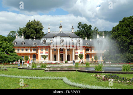 Le château de Pillnitz à Dresde avec le palais de la montagne et le grand parc du château. Banque D'Images