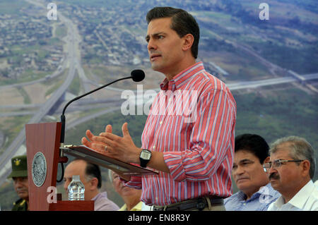 Mazatlan, Mexique. Apr 29, 2015. Image fournie par la présidence du Mexique montre le président mexicain Enrique Pena Nieto livrant un discours lors de l'inauguration de la route de contournement de Mazatlan, dans l'état de Sinaloa, Mexique, le 29 avril 2015. © la présidence du Mexique/Xinhua/Alamy Live News Banque D'Images