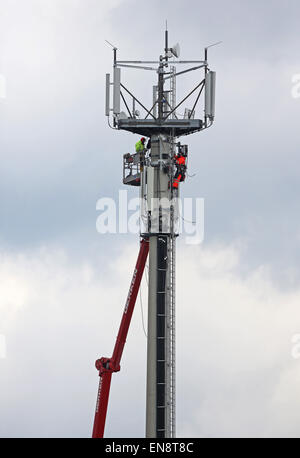 Lauchstaedt, Allemagne. Apr 28, 2015. Trois hommes travaillent en haute altitude sur un émetteur mât en Lauchstaedt, Allemagne, 28 avril 2015. Photo : JAN WOITAS/ZB/dpa/Alamy Live News Banque D'Images