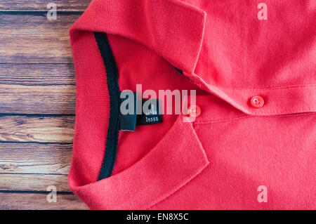 Polo T shirt close up sur fond de bois Banque D'Images