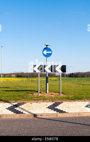 Route moderne et au rond-point dans l'Angleterre rurale Banque D'Images