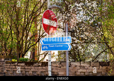 Poteau de signalisation pour la direction du centre-ville, randonnée à vélo et pas d'entrée Banque D'Images