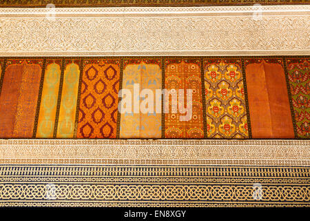 Arabesque Muqarnas berbère stalactite et plafond plâtre plâtre travail Nid d'Mocarabe colonnes et chapiteaux de l'intérieur Banque D'Images