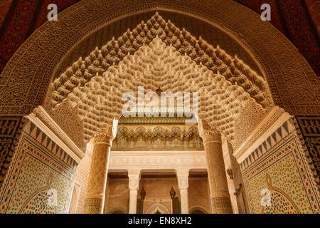 Arabesque Muqarnas berbère stalactite et plafond plâtre plâtre travail Nid d'Mocarabe colonnes et chapiteaux de l'intérieur Banque D'Images
