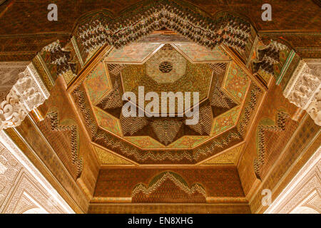 Arabesque Muqarnas berbère stalactite et plafond plâtre plâtre travail Nid d'Mocarabe colonnes et chapiteaux de l'intérieur Banque D'Images