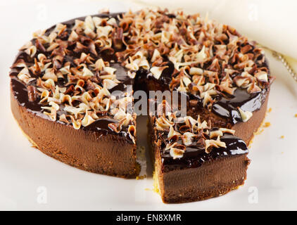 Gâteau au chocolat blanc sur plaque. Selective focus Banque D'Images