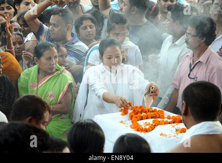 Guwahati, Inde. Apr 29, 2015. Un parent d'une victime propose des fleurs devant d'un cercueil au cours d'une cérémonie funèbre de quatre personnes qui sont morts dans le séisme de samedi a à Hengrabari près de Guwahati en Assam, Inde, le 29 avril 2015. Le nombre de décès attribuables à un puissant tremblement de terre au Népal a grimpé à 5 489 et un total de 10 965 autres ont été blessés, le ministère de l'intérieur du Népal a dit jeudi. Credit : Stringer/Xinhua/Alamy Live News Banque D'Images