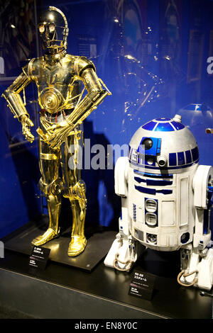 Tokyo, Japon. Apr 28, 2015. (L à R) Une vie statues grandeur des caractères C-3PO et R2-D2 sur l'affichage à l'entrée de l'exposition Star Wars à la vision de la ville de Tokyo Vue Ciel Galerie dans Roppongi Hills le 28 avril 2015, Tokyo, Japon. L'exposition est divisée en six zones thématiques situés dans différentes salles, et les visiteurs peuvent voir les modèles de la bataille des vaisseaux spatiaux, des statues grandeur nature des personnages principaux et les armes Jedi des films. L'exposition présente également des œuvres d'art 60 et 100 film accessoires. Credit : AFLO Co.,Ltd/Alamy Live News Banque D'Images