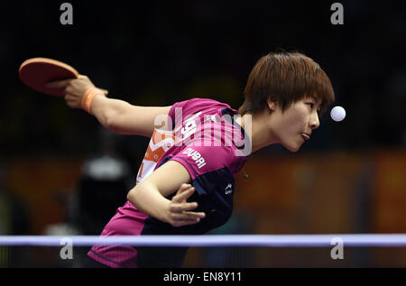 Suzhou, Province de Jiangsu en Chine. Apr 30, 2015. Ding de la Chine contre le Japon sert Ning's pendant la Miu Hirano féminin match à la 53e Championnats du Monde de Tennis de Table à Suzhou, ville de la Chine de l'est de la province de Jiangsu, le 30 avril 2015. Ding Ning avancée dans la prochaine ronde après avoir remporté le match 4-0. © Li Ga/Xinhua/Alamy Live News Banque D'Images