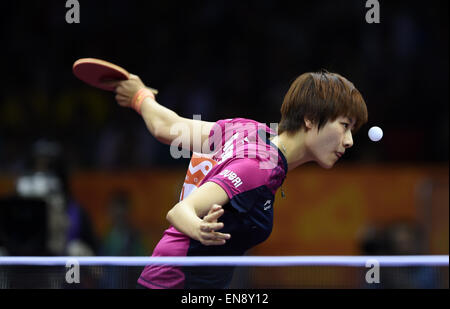 Suzhou, Province de Jiangsu en Chine. Apr 30, 2015. Ding de la Chine contre le Japon sert Ning's pendant la Miu Hirano féminin match à la 53e Championnats du Monde de Tennis de Table à Suzhou, ville de la Chine de l'est de la province de Jiangsu, le 30 avril 2015. Ding Ning avancée dans la prochaine ronde après avoir remporté le match 4-0. © Li Ga/Xinhua/Alamy Live News Banque D'Images