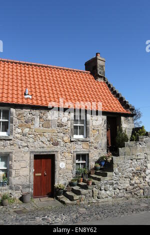 Ancienne maison avec un escalier extérieur Fife Falkland Ecosse Avril 2015 Banque D'Images