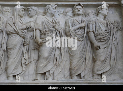 L'Italie. Rome. Ara Pacis Augustae. Autel dédié à la Pax. 13-9 av. Frise de procession. Membre d'un ordre avec les fonctions sacerdotales. Banque D'Images