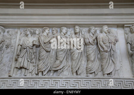 L'Italie. Rome. Ara Pacis Augustae. Autel dédié à la Pax. 13-9 av. Frise de procession. Membre d'un ordre avec les fonctions sacerdotales. Banque D'Images