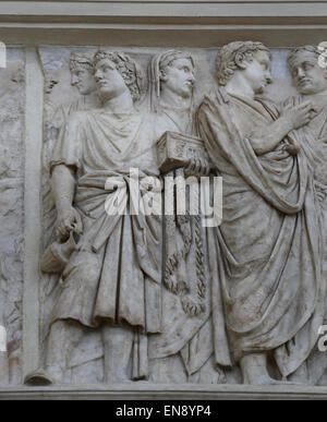 L'Italie. Rome. Ara Pacis Augustae. Autel dédié à la Pax. 13-9 av. Frise de procession. Membre d'un ordre avec les fonctions sacerdotales. Banque D'Images