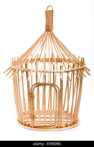 Cage à oiseaux en bois clair sur blanc Banque D'Images